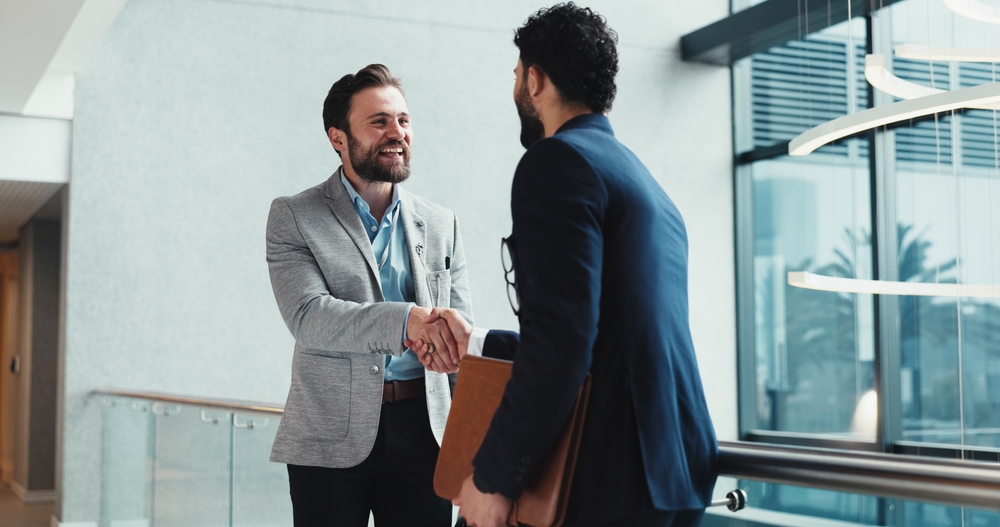 HR leader and mentor discussing recruiter and hiring manager roles in an employee advocacy program
